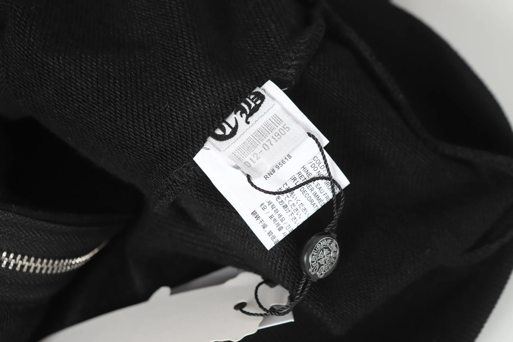 Q8—P230 -Chrome Hearts/Chrome Hearts printed zipper sweatshirt cardigan jacket -420 grams of high-density, high-quality wool, soft, delicate and skin-friendly, soft and silky to the touch, warm and skin-friendly -The hardware zipper accessories are all customized and full of details -Colour: black white -Size: S M L XL